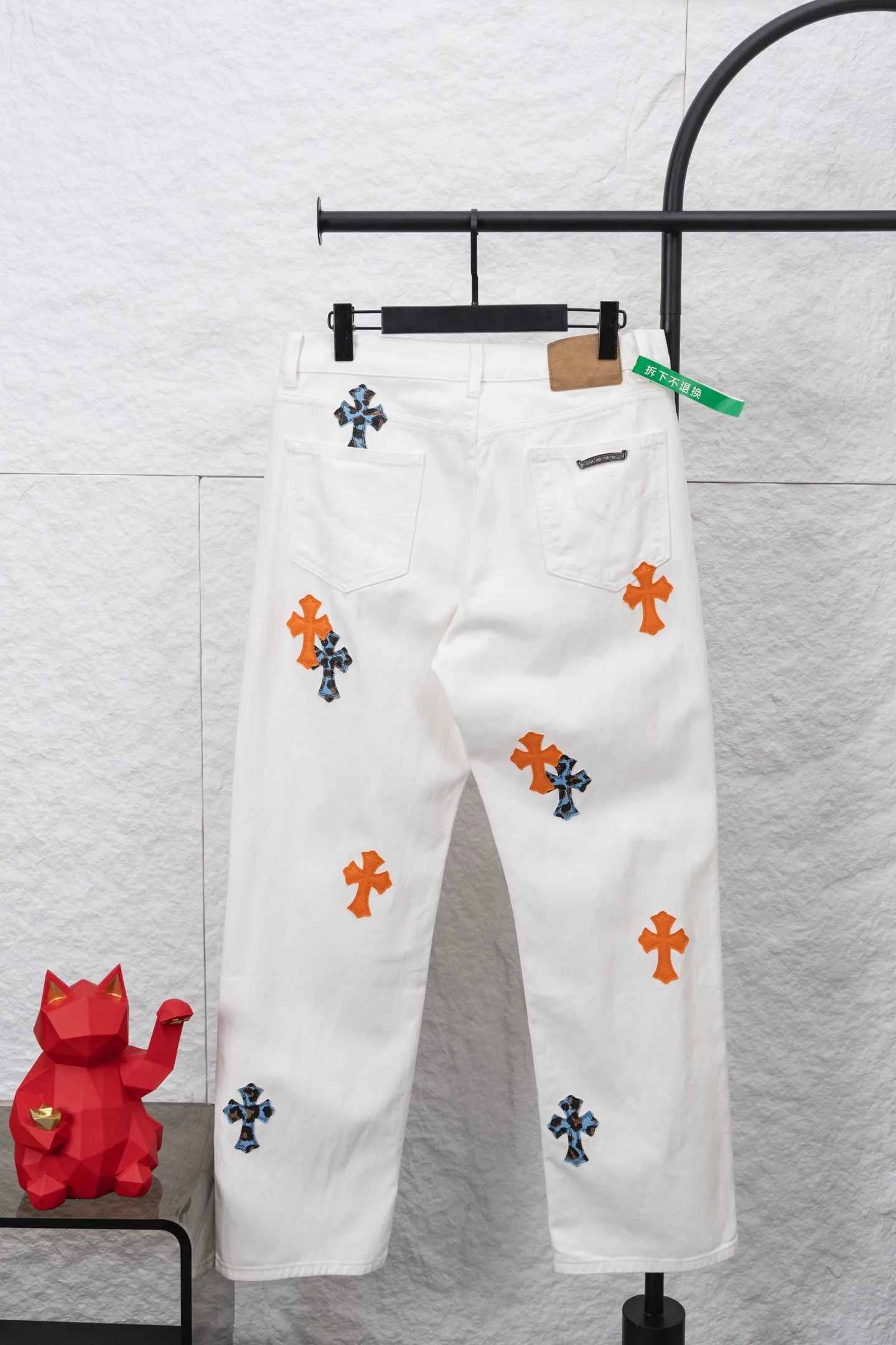 P230 model number/F084 CH Chromehearts 2025 new St.barth limited CH red and blue leopard print cross patchwork leather jeans. Top ceiling quality. Styles with different washed textures are very friendly to people with thin legs and thick legs. The straight and loose version is very flattering to the leg shape. Moderate length that never goes out of style, easy and casual to match, basic styling for various styles, a must-have in the wardrobe! The fabric is stiff but also makes the upper body soft without losing texture. The washing process is even more perfect. It is a must-have item for everyone! ! ! Washed wheat, hang tag, pants label, three labels complete Color: White Version: Loose